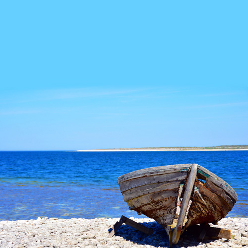 Boot am Steinstrand 08